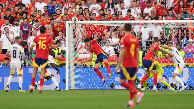 Momentul în care Mikel Merino reia cu capul și marchează golul 2 al Spaniei, în minutul 119. Foto: Profimedia