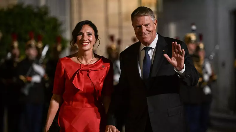 Klaus Iohannis alături de Carmen Iohannis într-o vizită externă