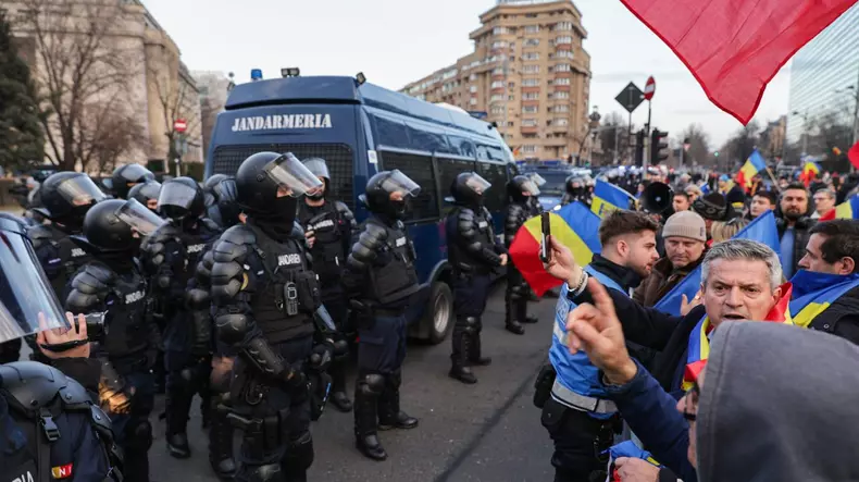 Susținătorii pro-Călin Georgescu veniți din Parcul Tineretului în Piaţa Victoriei s-au îmbrâncit vineri, 24 ianuarie, cu jandarmii