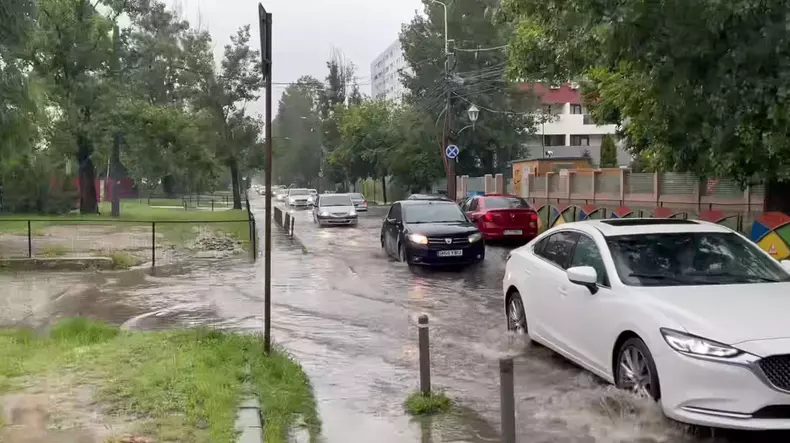 Ploaie puternică în București. Bld Metalurgiei. Foto Facbook Info trafic București și Ilfov