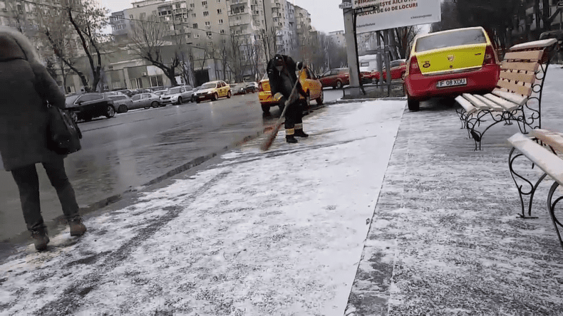 Zăpada din zona Spitalului Marie Curie, curățată cu mătura