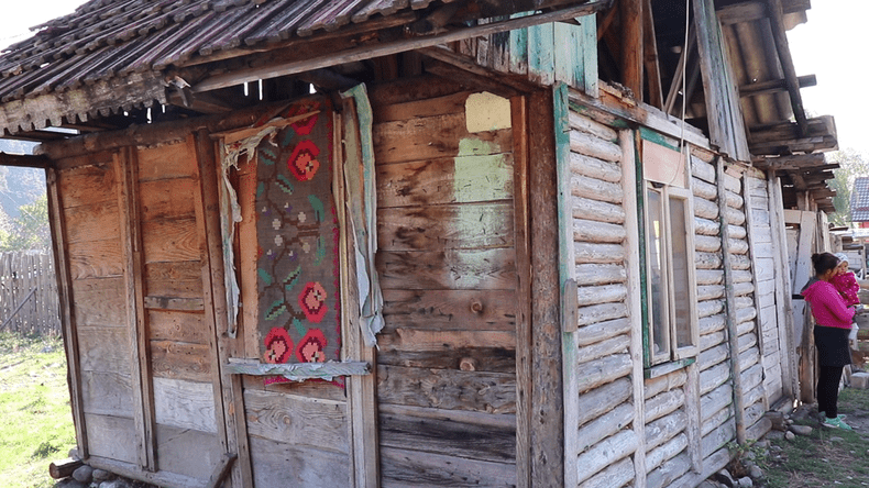 Casa în care locuiește Diana Lăcraru cu cei trei copii și cu soțul ei, după inundațiile din Vaideeni, județul Vîlcea, din 2014