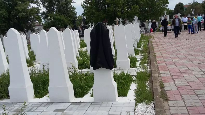 scandal cimitir galati (2)