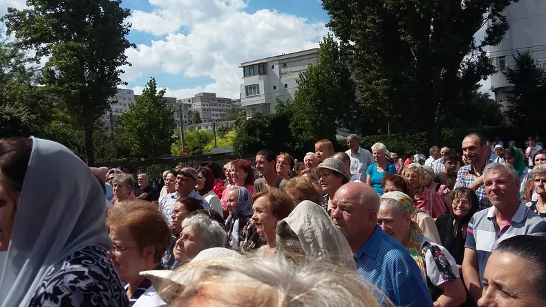 sf ilie imbulzeala pachete  apa in curte o mie oameni 2 (14)