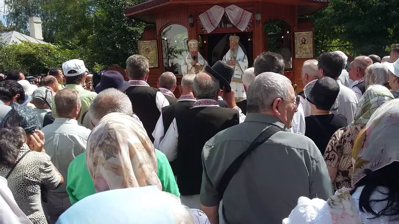 sf ilie imbulzeala pachete  apa in curte o mie oameni 2 (2)