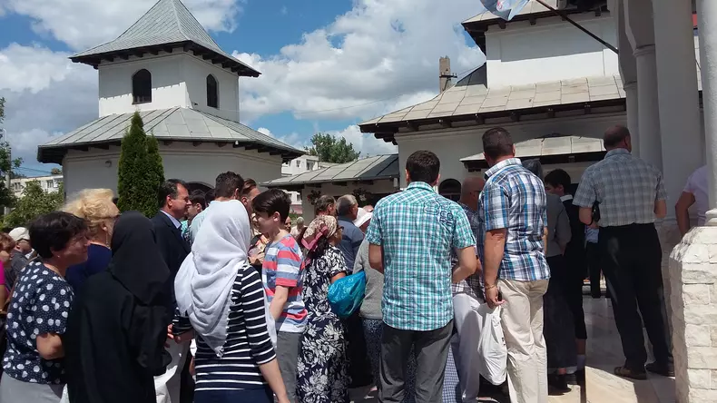 sf ilie imbulzeala pachete  apa in curte o mie oameni 2 (20)