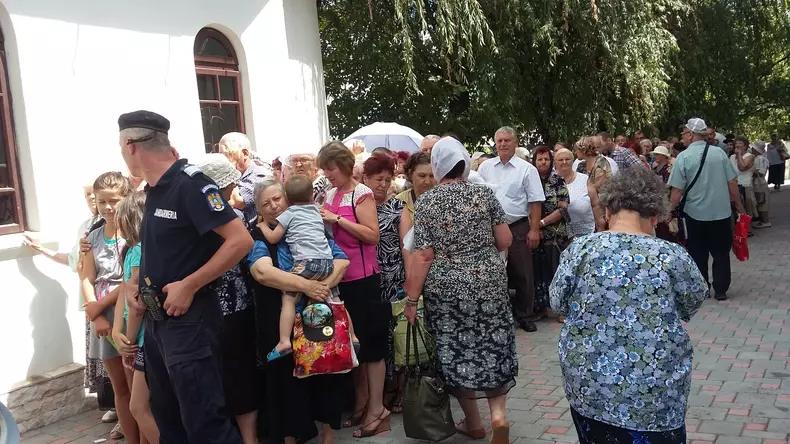 sf ilie imbulzeala pachete  apa in curte o mie oameni 2 (21)