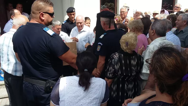 sf ilie imbulzeala pachete  apa in curte o mie oameni 2 (27)