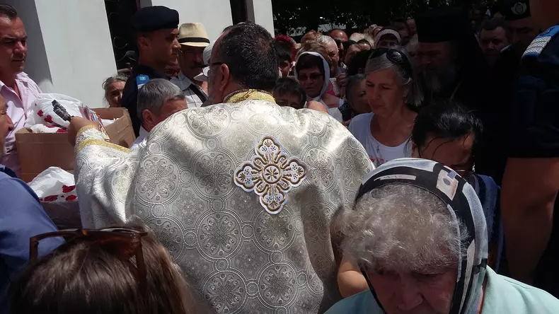 sf ilie imbulzeala pachete  apa in curte o mie oameni 2 (30)