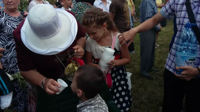 sf ilie imbulzeala pachete  apa in curte o mie oameni 2 (8)