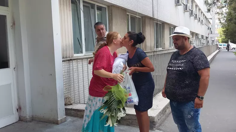 taximetristul nas a luat fina nascuta in taxi acasa (13)