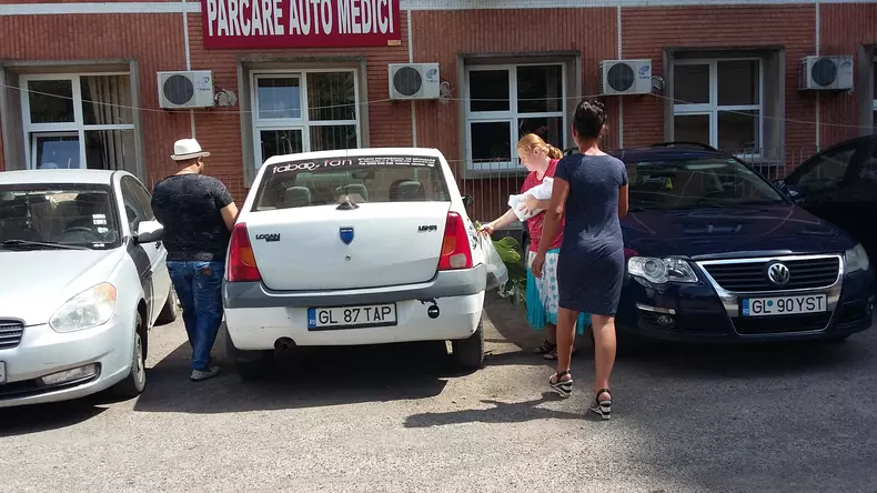 taximetristul nas a luat fina nascuta in taxi acasa (33)