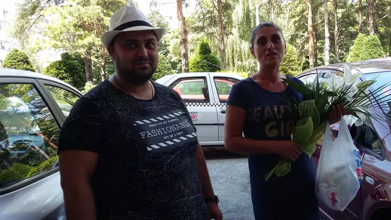 taximetristul nas a luat fina nascuta in taxi acasa (4)