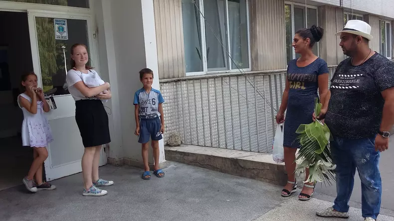 taximetristul nas a luat fina nascuta in taxi acasa (8)