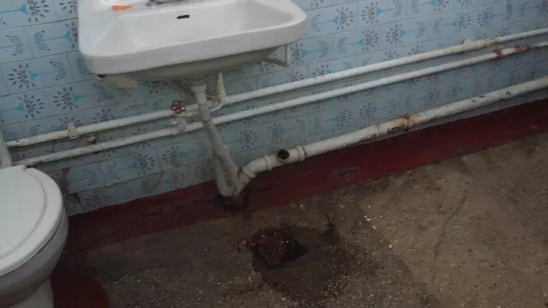 wc murdar rugina fara para dus spital tecuci (53)