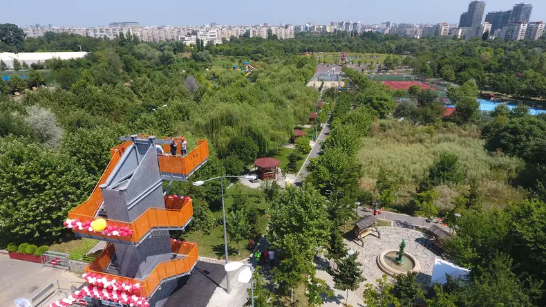 O femeie a fost rănită în Orășelul Copiilor, după ce a căzut din tiroliană