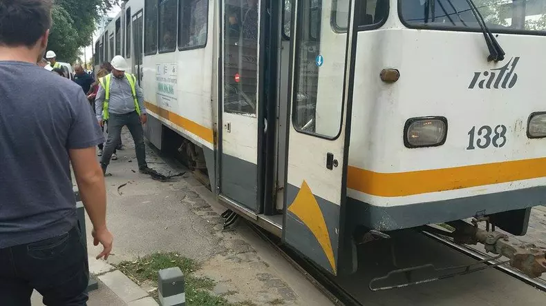 accident tramvai pipera 5