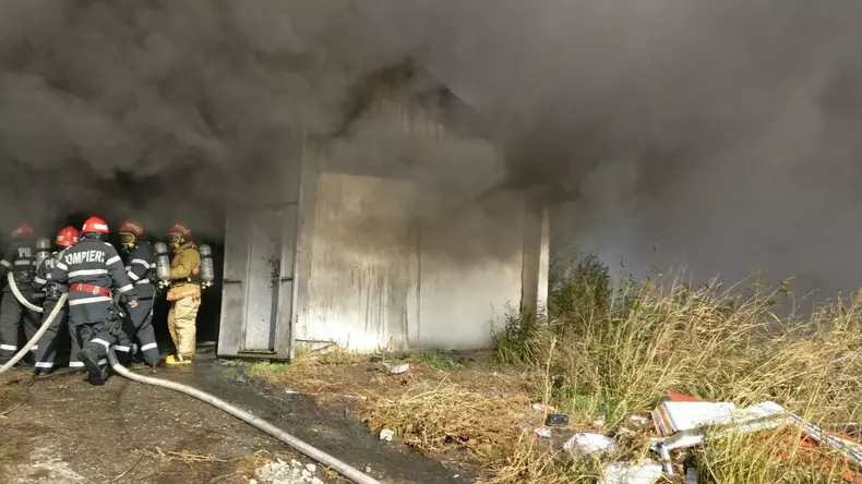 incendiu depozit tulcea 3