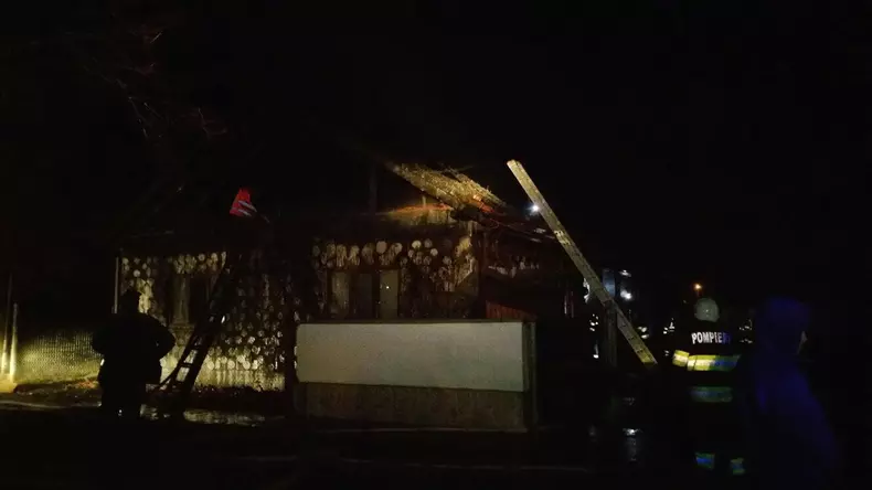 Familie cu doi copii din Caraș-Severin, rămasă fără casă (2)