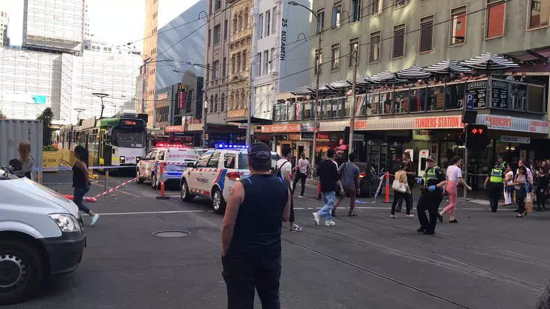 O mașină a intrat în pietoni, în orașul australian Melbourne