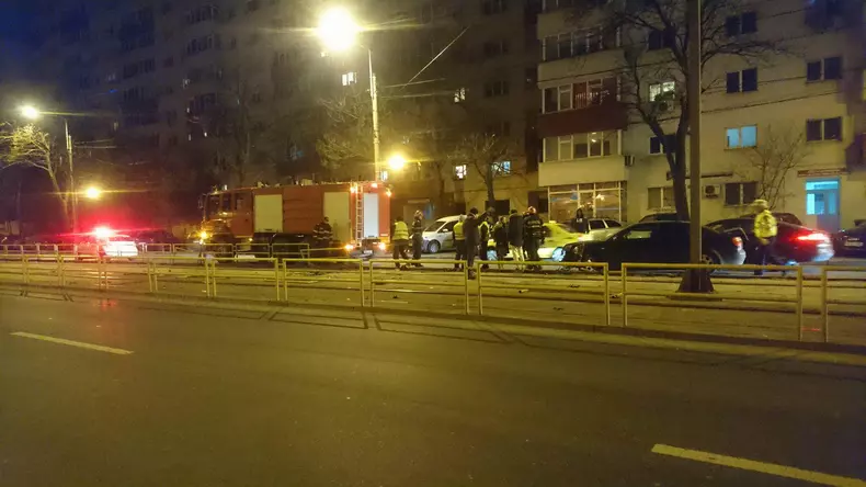 Accident în Capitală: Șoferul a intrat în gardul pentru linia de tramvai, după ce a văzut un câine