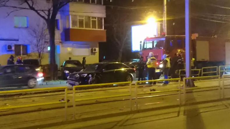 Accident în Capitală: Șoferul a intrat în gardul pentru linia de tramvai, după ce a văzut un câine