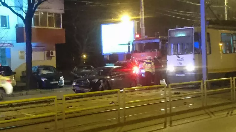 Accident în Capitală: Șoferul a intrat în gardul pentru linia de tramvai, după ce a văzut un câine