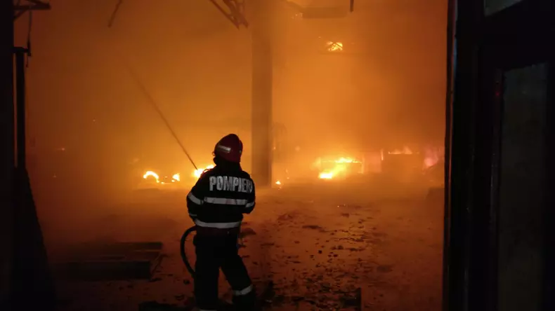 Incendiu violent la societatea de transport public din Tulcea (1)