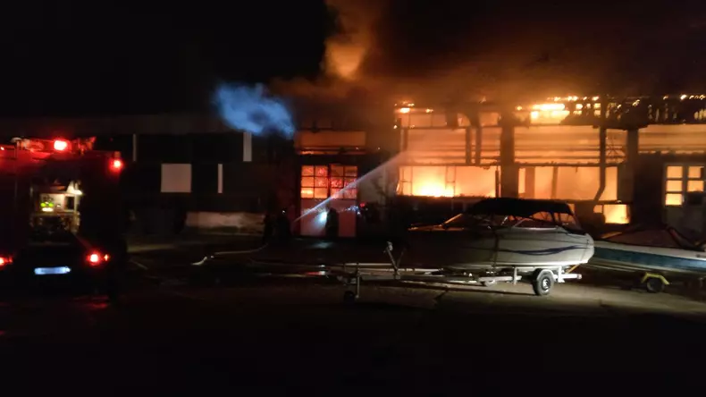 Incendiu violent la societatea de transport public din Tulcea (3)