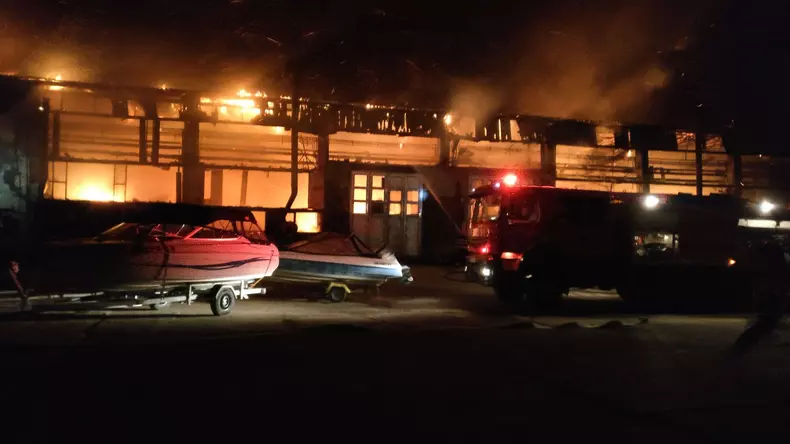 Incendiu violent la societatea de transport public din Tulcea (4)