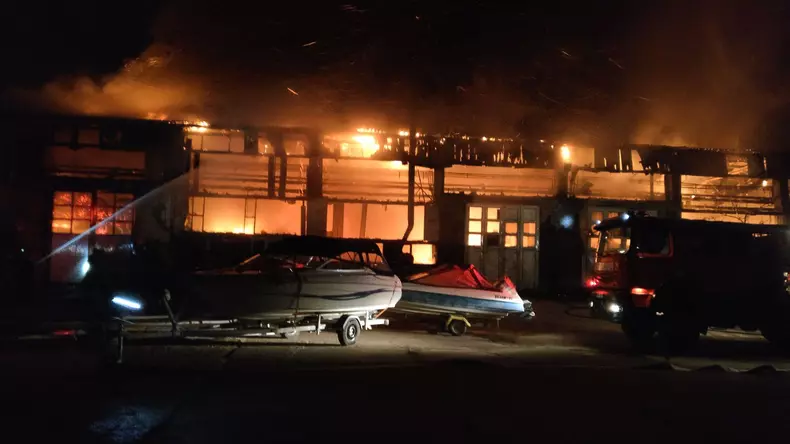 Incendiu violent la societatea de transport public din Tulcea (5)