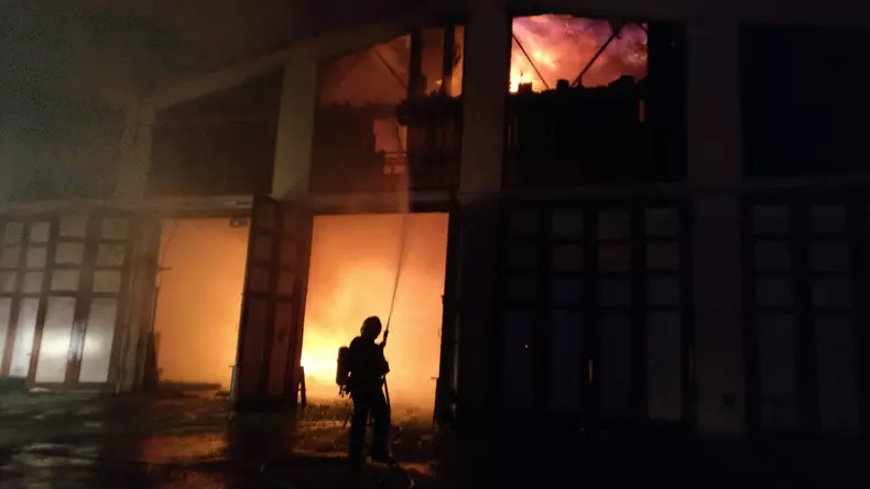 Incendiu violent la societatea de transport public din Tulcea (6)