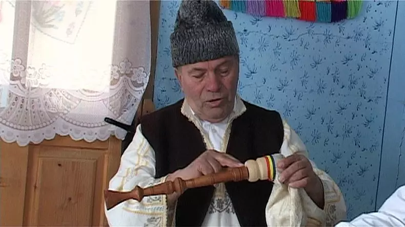 ultimul meşter care mai face cimpoaie în Vrancea (15)