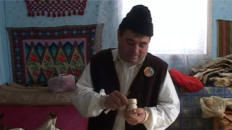 ultimul meşter care mai face cimpoaie în Vrancea (18)