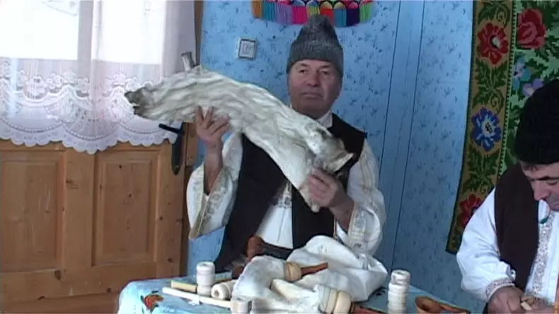 ultimul meşter care mai face cimpoaie în Vrancea (19)