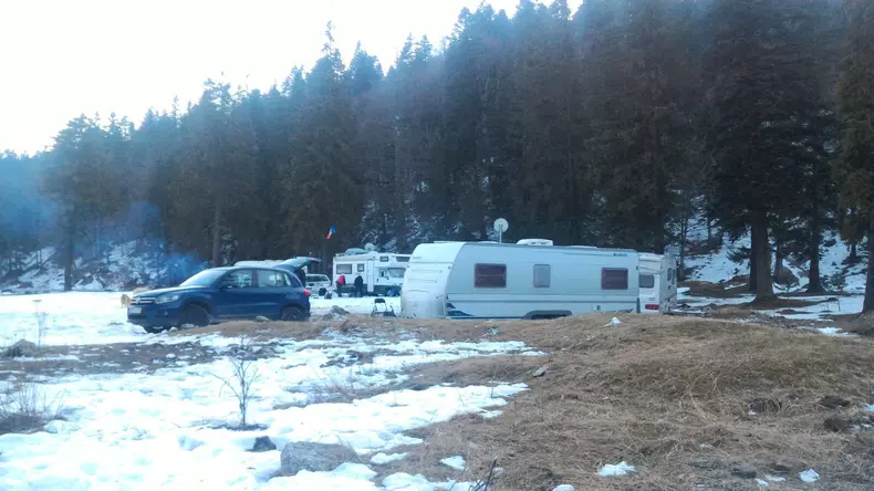Camping pe Valea Cerbului, în plină iarnă. Împătimiții muntelui nu se lasă descurajați nici de frig, nici de gunoaie
