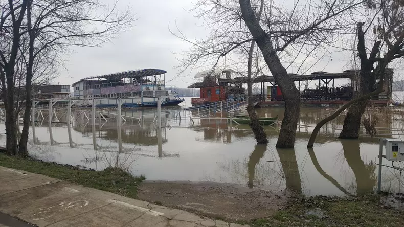 Dunărea, pe cale să treacă peste cota de inundații la Galați. La Şantierul Naval Damen se pun saci cu nisip pentru protejarea halelor