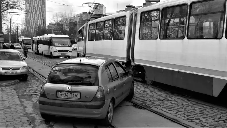Haosul, la ordinea zilei. Pe principala arteră din Pipera, tramvaiele, autobuzele și autoturismele personale împart aceeași cale de acces către blocaje totale.