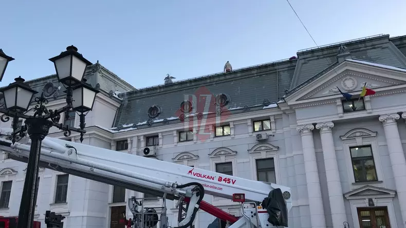 Un bărbat s-a urcat pe Teatrul Național din Iași (1)