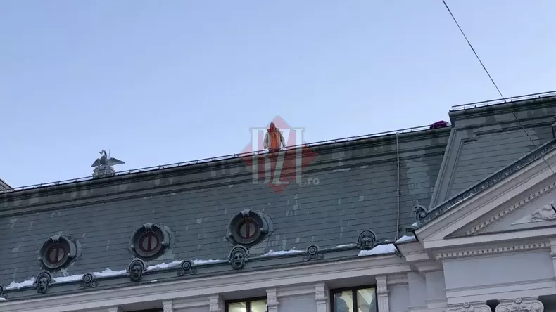 Un bărbat s-a urcat pe Teatrul Național din Iași (2)