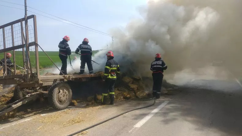 Incendiu puternic pe DN222