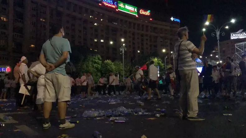 gunoaie- piata victoriei6