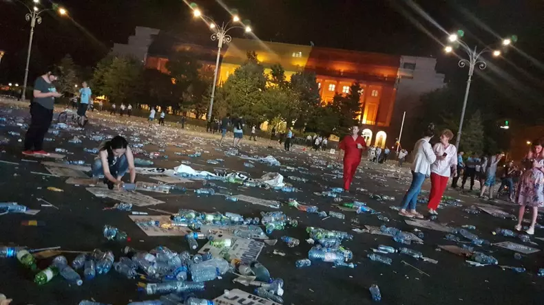 gunoaie- piata victoriei7