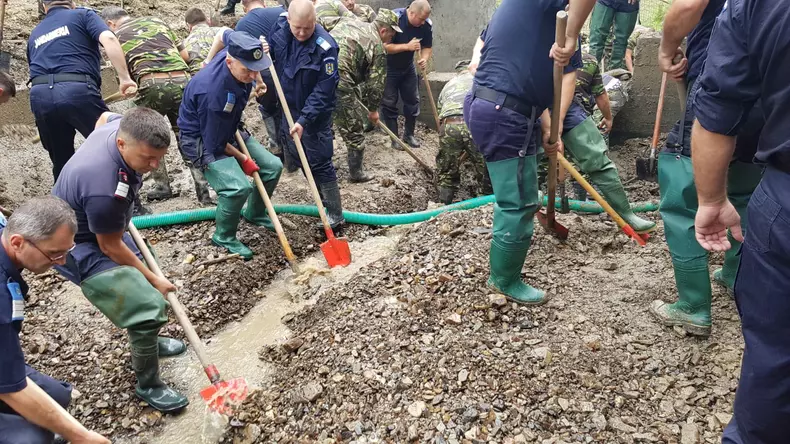 jandarmi_decolmatare_baraj_buzau (2)