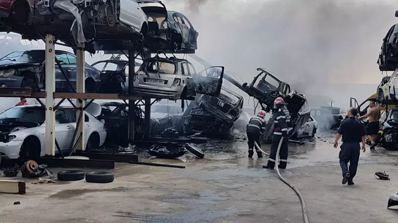 Incendiu puternic într-un parc auto din Agigea. Focul ar fi pornit de la o rulotă