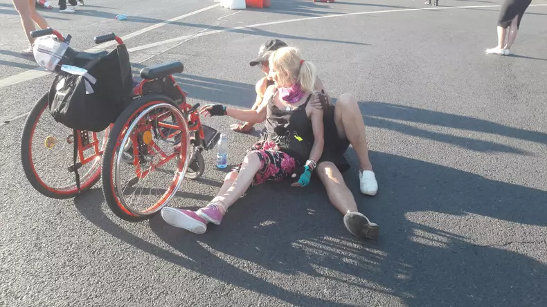 femeie scaun cu rotile 2