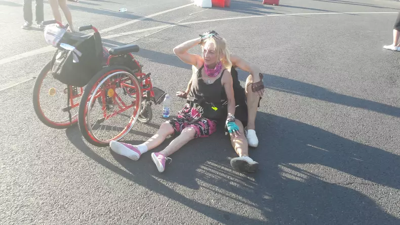 femeie scaun cu rotile 3