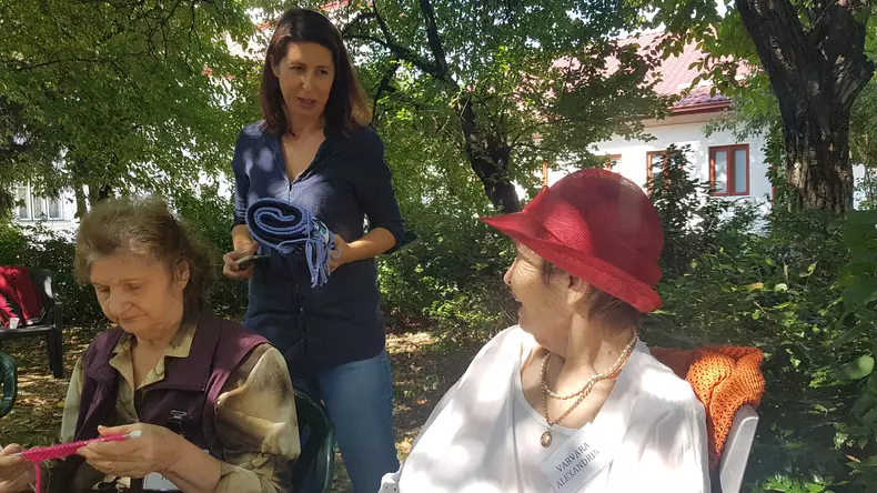 În curtea Casei Memoriale "Tudor Arghezi" are loc o șezătoare a bunicilor care știu să tricoteze. Sunt beneficiare ale Asociației Niciodată Singur