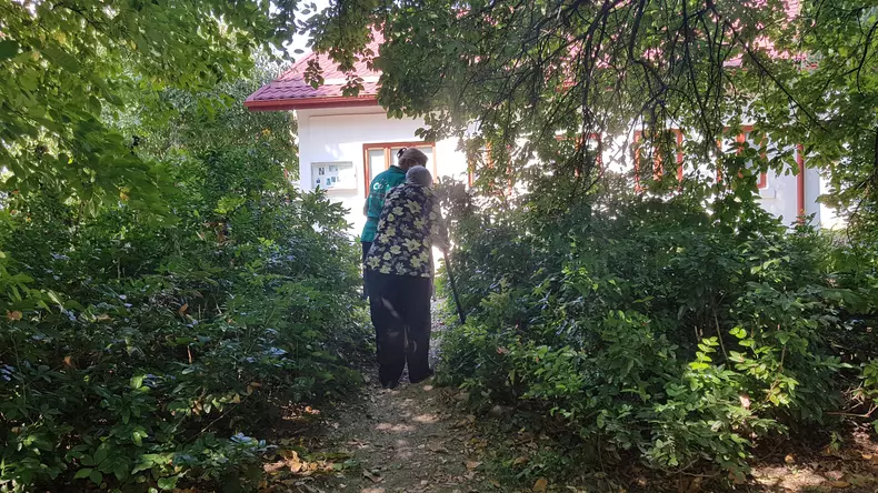 În curtea Casei Memoriale "Tudor Arghezi" are loc o șezătoare a bunicilor care știu să tricoteze. Sunt beneficiare ale Asociației Niciodată Singur