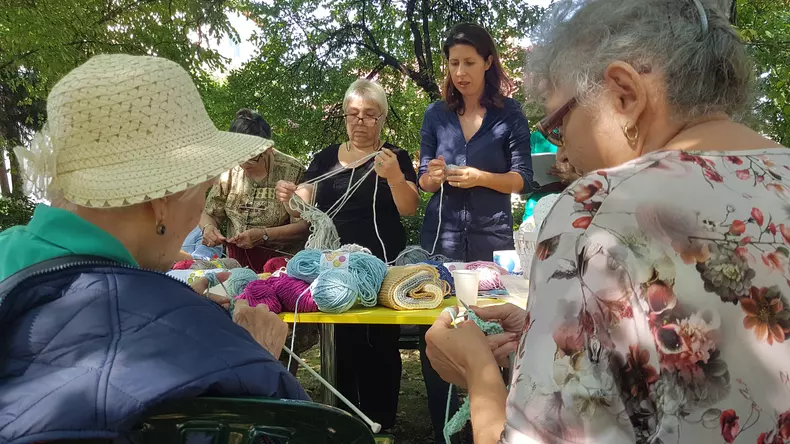 În curtea Casei Memoriale "Tudor Arghezi" are loc o șezătoare a bunicilor care știu să tricoteze. Sunt beneficiare ale Asociației Niciodată Singur